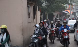 Gia đình mù đối diện giếng Mắt Rồng bên dòng Tô Lịch