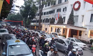 Việc tăng phí đăng ký phương tiện lên kịch trần có giúp Hà Nội giảm ùn tắc. Ảnh: NgTú