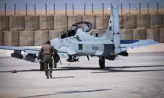 Một phi công A-29 người Afghanistan tại Sân bay Kandahar, Afghanistan năm 2017.