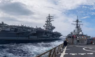 Tàu khu trục tên lửa dẫn đường USS Barry tiến hành tập trận trên biển với USS Ronald Reagan vào cuối tháng 5