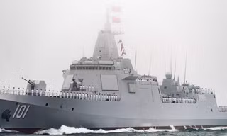 Một tàu khu trục Type 055 của Hải quân Trung Quốc. Ảnh của Artyom Ivanov/TASS/Getty Images