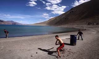 Trẻ em chơi cricket bên hồ Pangong, gần biên giới Ấn Độ - Trung Quốc ở Ladakh, Ấn Độ, ngày 22 tháng 7 năm 2011