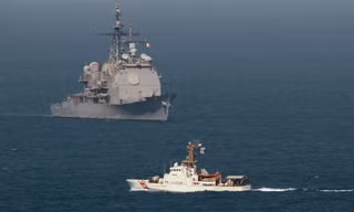 Một tàu tuần duyên Mỹ hoạt động gần tuần dương hạm USS Philippine Sea