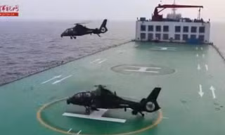 Tàu 'Chấn Hoa28' với hai trực thăng trinh sát Z-19 vào tháng 8 năm 2021. (Truyền thông Trung Quốc)
