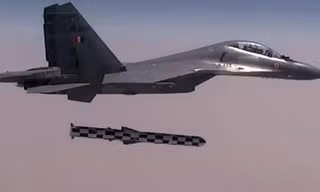 Một chiếc Su-30MKI của Không quân Ấn Độ phóng tên lửa tầm xa BrahMos bắn mục tiêu cách xa 4.000 km. (Twitter)