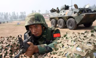 Một binh sĩ Quân Giải phóng Nhân dân Trung Quốc (PLA) tại căn cứ ở Thấm Dương, Hà Nam, Trung Quốc
