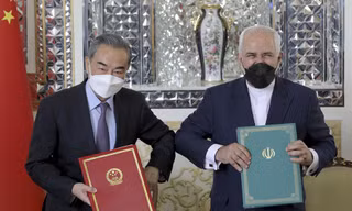 Bộ trưởng Ngoại giao Iran Mohammad Javad Zarif, bên phải, và người đồng cấp Trung Quốc Vương Nghị, chụp ảnh sau buổi lễ ký kết các văn kiện, tại Tehran, Iran, hôm 27/3. | Ebrahim Noroozi / AP