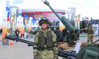 Một quân nhân tại Diễn đàn Kỹ thuật và Quân sự Quốc tế Army 2021, trong công viên quân sự Patriot ở vùng Moscow vào ngày 23 tháng 8 năm 2021