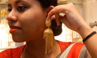 Một phụ nữ kinh doanh vàng ở Akshaya Tritiya, Kolkata, Ấn Độ