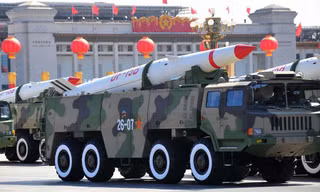 Tên lửa DF-15B trong một cuộc duyệt binh ở Bắc Kinh năm 2009.
