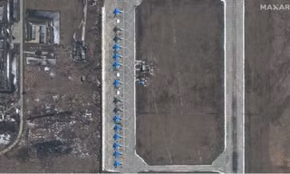 Các cường kích Su-34 tại căn cứ không quân Morozovsk của Nga, cách biên giới Ukraina khoảng 150km. (Hình ảnh: Maxar)