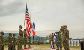 Các chỉ huy Mỹ, Nhật, Pháp và Úc chào cờ trong lễ khai mạc cuộc tập trận Jeanne D’Arc 21