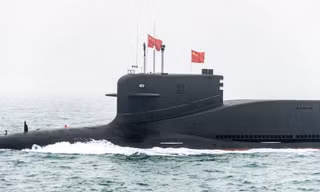 Tàu ngầm mang tên lửa đạn đạo Type 094B Jin-B tham gia cuộc duyệt binh kỷ niệm 70 năm ngày thành lập Hải quân Trung Quốc