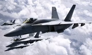 Tiêm kích F / A-18E Super Hornet bay đội hình ở California, Mỹ