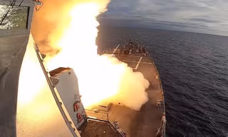  USS John Finn bắn một tên lửa SM-6/ HẢI QUÂN MỸ