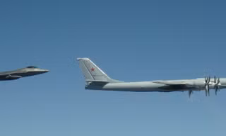 F-22 “hỏi thăm” Tu-95 trên bầu trời Alaska