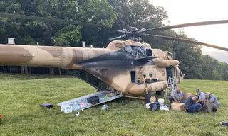 Trực thăng Mi-17 đang được sửa chữa tại một trang trại ở bắc California. (Hình ảnh: Air Facts)