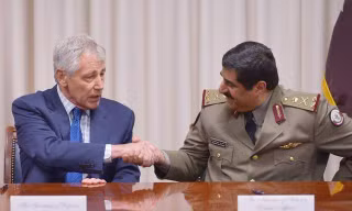 Bộ trưởng Quốc phòng Mỹ Chuck Hagel bắt tay với Bộ trưởng Quốc phòng Quatar Hamad bin Ali al-Atiyah sau lễ kí hợp đồng vũ khí hôm 14/7 tại Lầu Năm Góc, Washington, D.C. (Mandel Ngan / AFP)