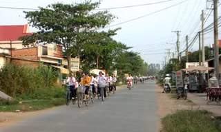 Học sinh trên đường về làng