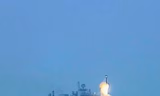  Ấn Độ lần đầu phóng tên lửa BrahMos từ khu trục nội địa
