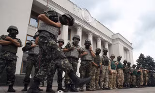 Binh sĩ tiểu đoàn Donbass bảo vệ một mục tiêu tại khu vực