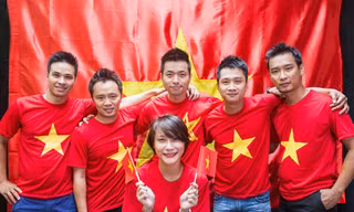 Chụp hình với cờ Tổ quốc