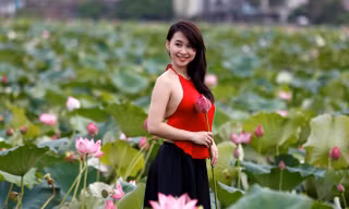Thiếu nữ áo yếm gợi cảm với mùa sen Hà Nội