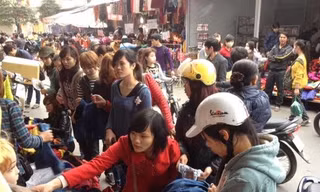 Tranh nhau mua quần áo hạ giá.