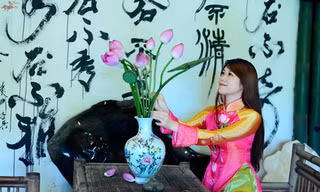 Ngắm nữ sinh Ngoại giao đọ sắc bên sen cuối mùa