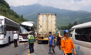 Xe khách đấu đầu container, nhiều du khách nước ngoài bị thương