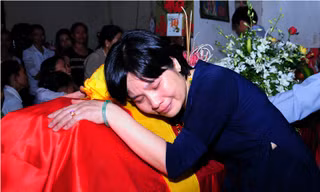 Bà Phạm Thị Nga (mẹ Thiếu úy Bình) ôm con lần cuối 