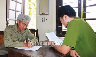 Nghi phạm Phạm Văn Hải ra đầu thú, khai nhận việc chém chết vợ và con - Ảnh: Báo Hải Dương 