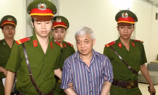 Dẫn giải bị cáo Nguyễn Đức Kiên đến tòa. Ảnh: TTXVN