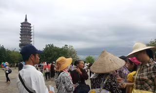 Quán cóc, cái bang... “bủa vây” chùa Bái Đính
