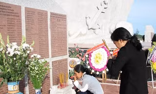 Chị Trang và chị Trang Thu, em dâu anh Tuấn thắp hương ở Tượng đài Cam Ranh