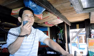 Thuyền trưởng Dương Thành Minh với chiếc Icom vẫn hát cho ngư dân nghe những đêm câu mực Ảnh: Hải Anh