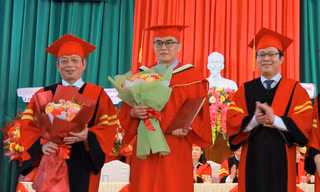 Trao bằng cho tân thạc sĩ, tiến sĩ người Lào và Hàn Quốc
