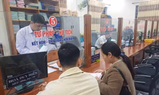 Cán bộ phường ở Đà Nẵng làm thêm giờ, giải quyết thủ tục hành chính cho người dân
