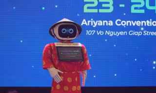 'Trình làng' robot lễ tân, bồi bàn có giá hàng trăm triệu 