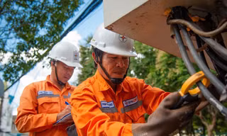 Hàng trăm công nhân điện lực miền Trung giúp Quảng Ninh khôi phục điện
