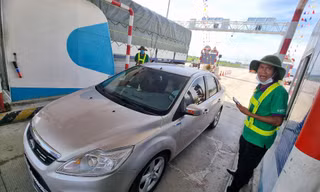 Ngày đầu thu phí không dừng: Nhiều xe tới trạm mới mò mẫm tải ứng dụng, nạp tiền