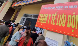 Dân chen chúc xin giấy ‘thoát F0’, trạm y tế lưu động tại Đà Nẵng vỡ trận