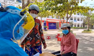 Nhân viên y tế trường học mắc COVID-19 chưa rõ nguồn lây
