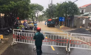 Nước dâng cao, nhiều nơi chia cắt, hàng chục trường ở Đà Nẵng cho học sinh nghỉ học