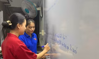 Lớp học áo xanh tiếp sức cho sĩ tử khó khăn