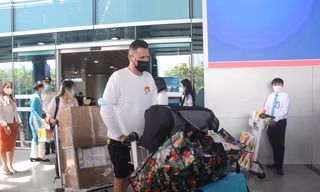 Nhặt được điện thoại của du khách, nhân viên vệ sinh sân bay Đà Nẵng đem giấu dưới gốc cây