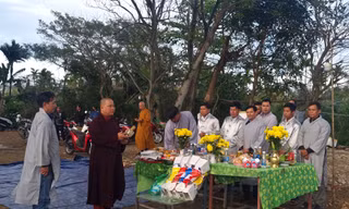 Bờ sông Đà Nẵng nườm nượp người cúng rằm tháng Giêng, phóng sanh lúc chiều tối