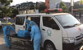 Đưa sản phụ ra khỏi chung cư phong tỏa đi sinh mổ 