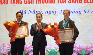 Trao Huân chương Hữu nghị cho 'bà Tây' bán nhà sang Việt Nam giúp hàng ngàn người bệnh