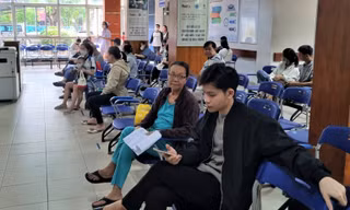 Đà Nẵng: Bệnh viện 'cạn' thủy tinh thể, bệnh nhân dài cổ chờ thay 